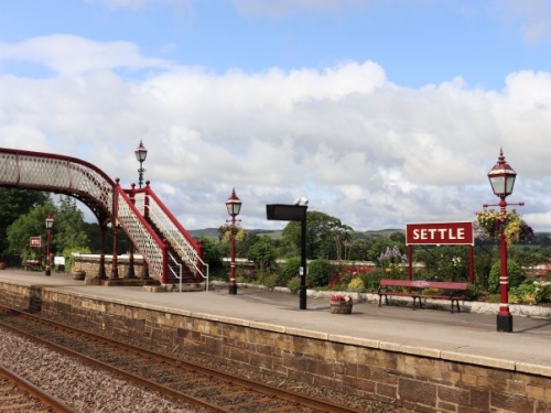 Settle station with running in board